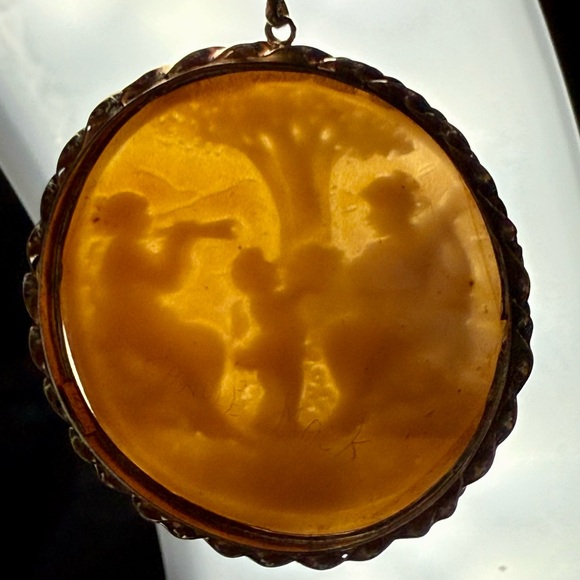 Vintage 14K Gold Shell Cameo Pendant Carole Mack Signed Cherub Giving Flowers - Picture 10 of 11